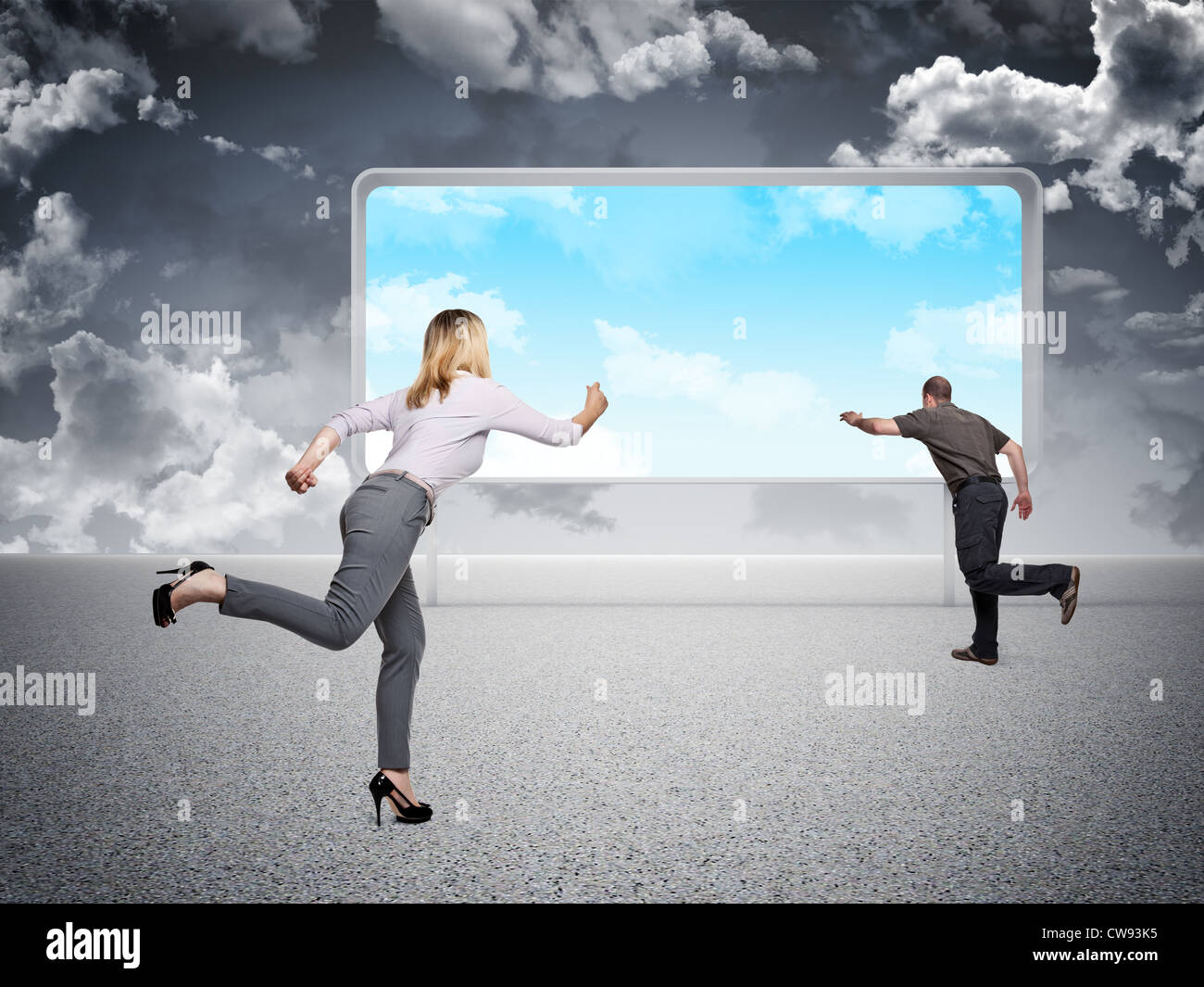 L uomo e la donna nella corsa verso la scheda di sky Foto Stock
