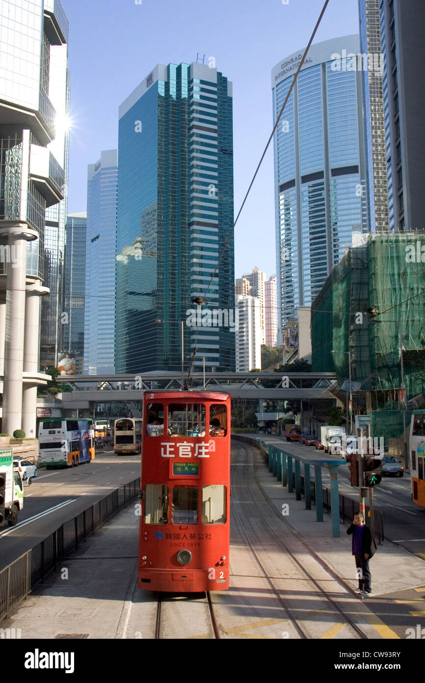 Hong Kong, una fermata del tram in un Haeuserschlucht Foto Stock