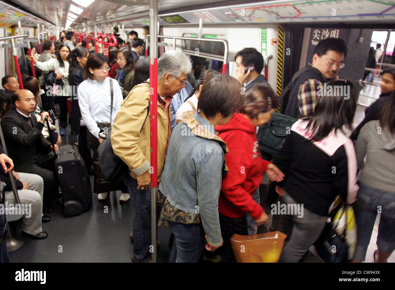 Hong Kong, viaggiatori uscire dalla metro Foto Stock