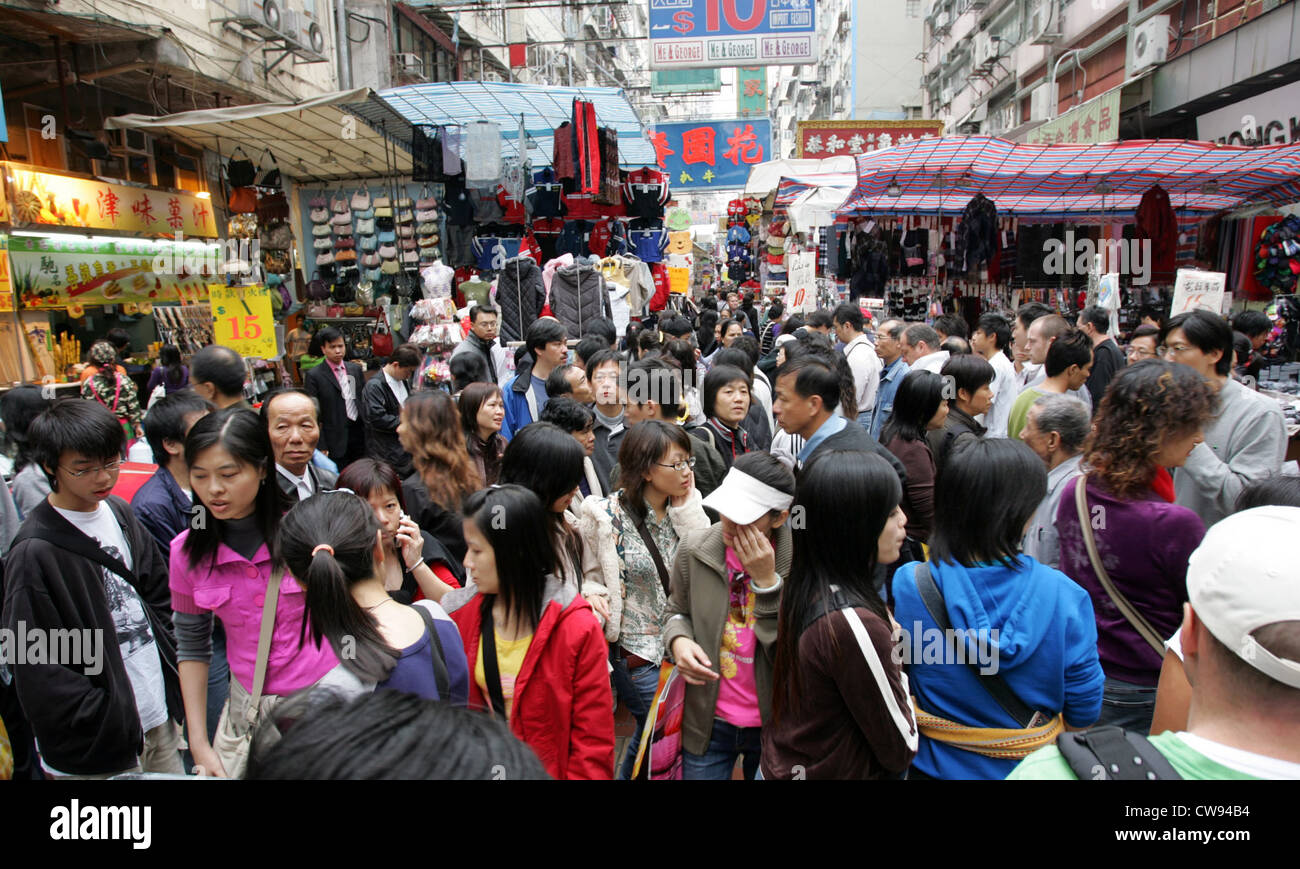 La gente di Hong Kong nel Mong Kok Ladies Market Foto Stock