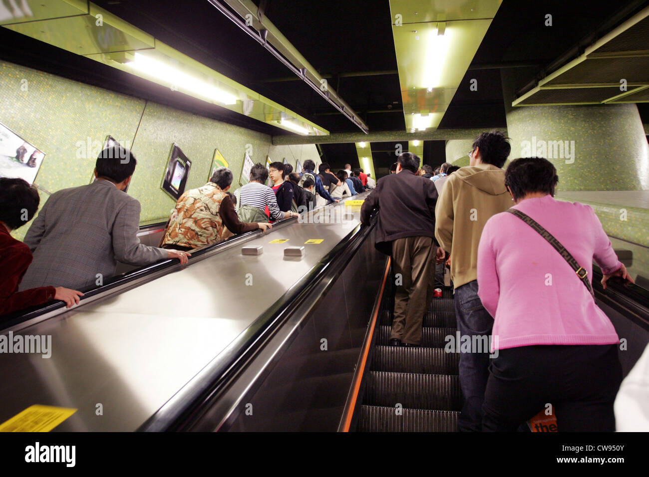 La gente di Hong Kong su un Escalator Foto Stock