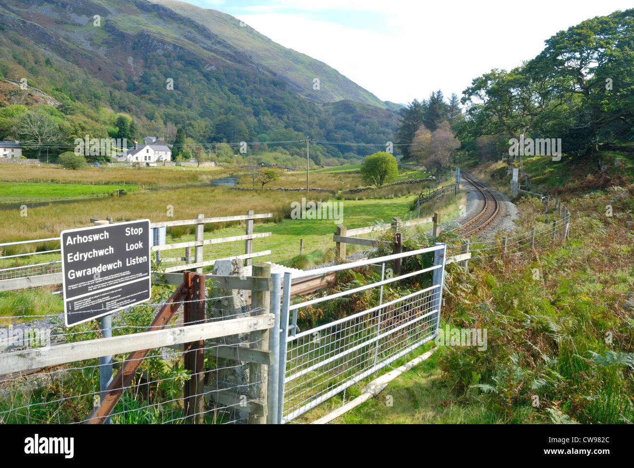 Incrocio sulla gate del Welsh Highland Railway a Betws Garmon, Snowdonia, il Galles del Nord Foto Stock