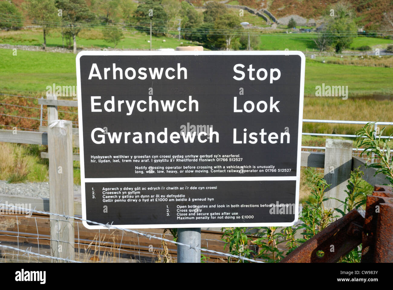 Segnale di avvertimento in corrispondenza di un incrocio di Welsh Highland Railway a Betws Garmon, Snowdonia, il Galles del Nord Foto Stock