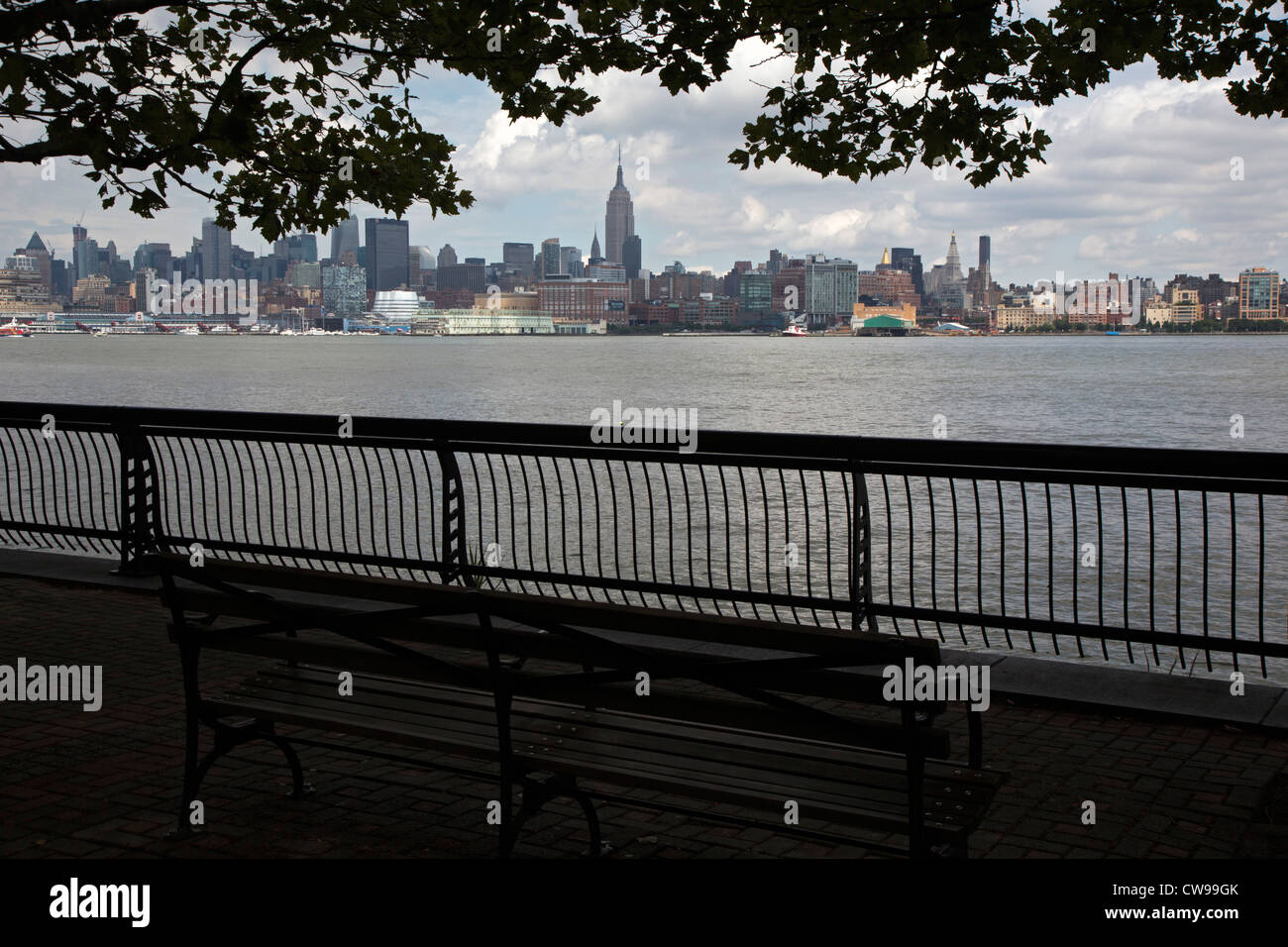 Hoboken, New Jersey - il fiume Hudson e Manhattan, dal lungomare pedonale attraverso il fiume in New Jersey. Foto Stock