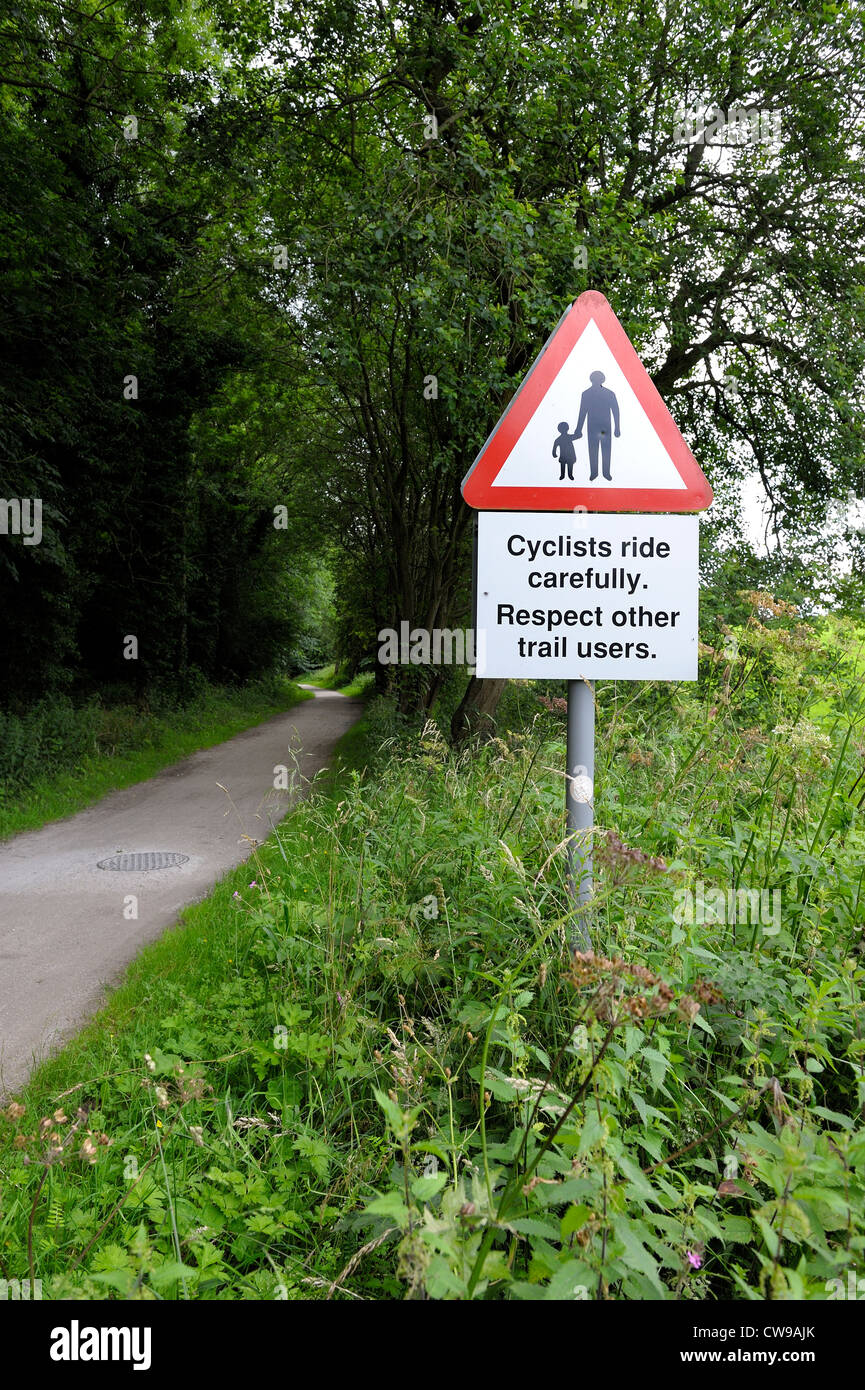 I ciclisti ride attentamente il rispetto di altri utenti trail sign tissington trail derbyshire England Regno Unito Foto Stock