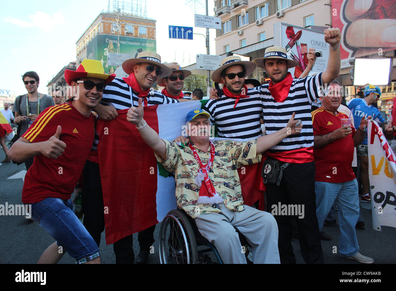 Tifosi italiani - gondoliere di Squadra Azzurra da Venezia. Finale. Kiev, Ucraina, il campionato europeo di calcio 2012 Foto Stock