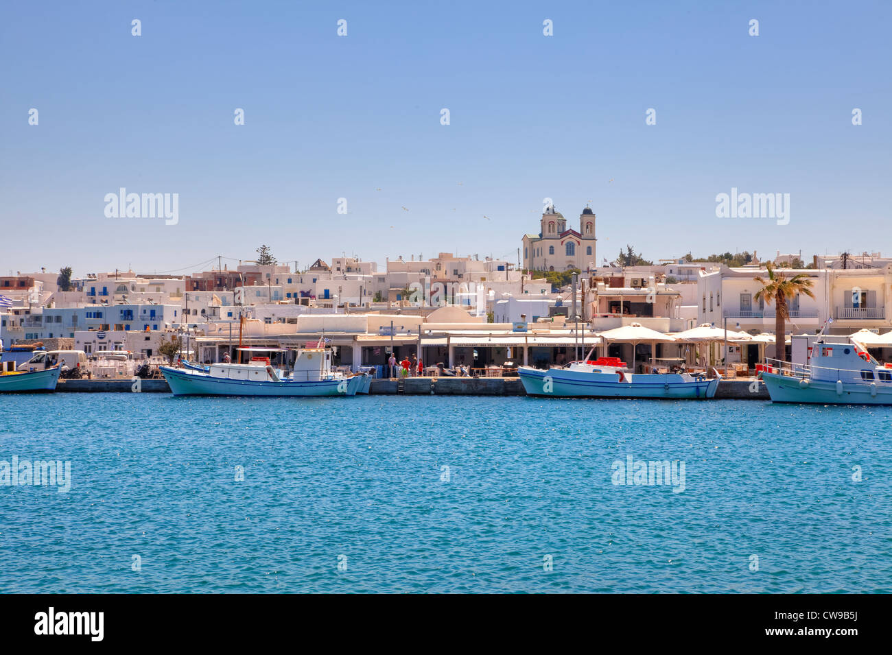 Si affaccia sulla città vecchia e il lungomare del porto di Naoussa, Paros, Grecia Foto Stock