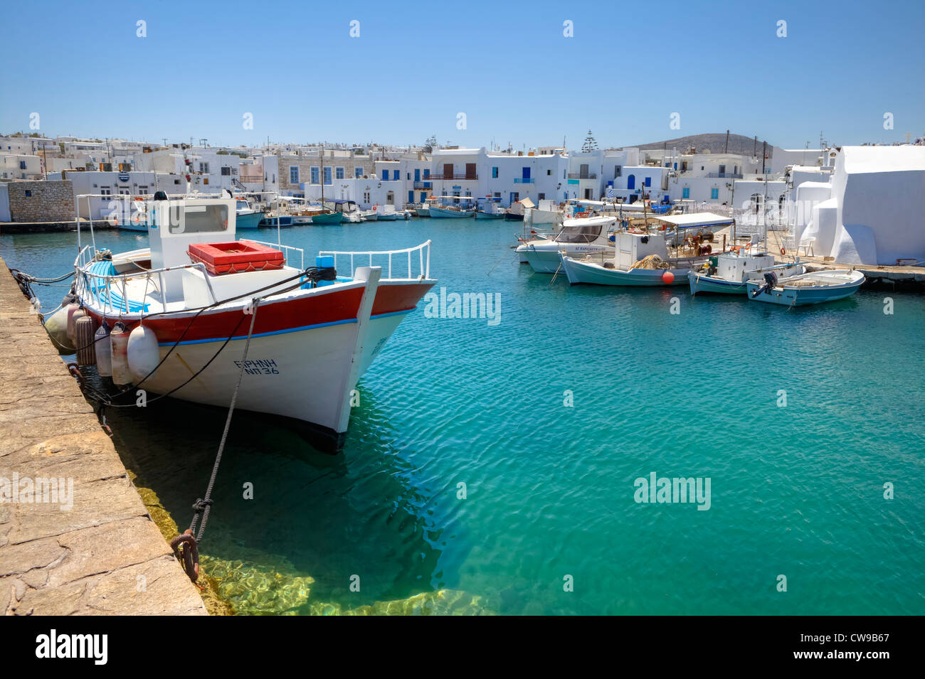 Si affaccia sulla città vecchia di Naoussa, Paros, Grecia Foto Stock