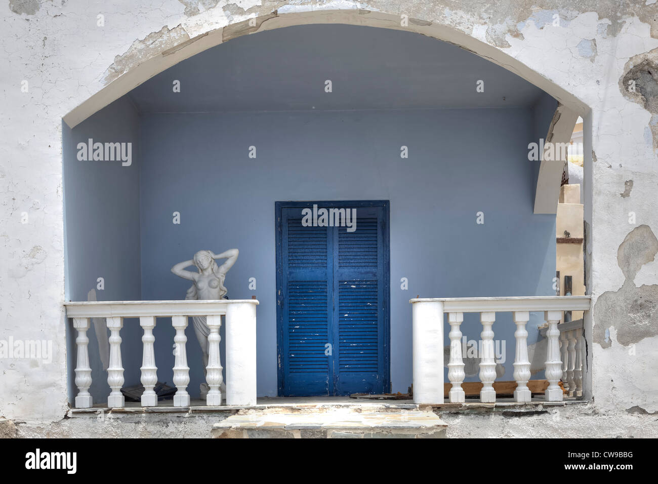 Vecchia casa in Santorini, Grecia con una scultura Foto Stock