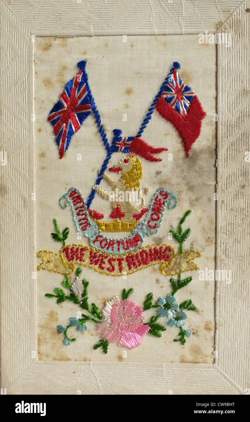 Sporchi di confine pannello di seta cartolina, recante il nome e il motto latino del Duca di Wellington il reggimento, pubblicato da somme, 1916 Foto Stock