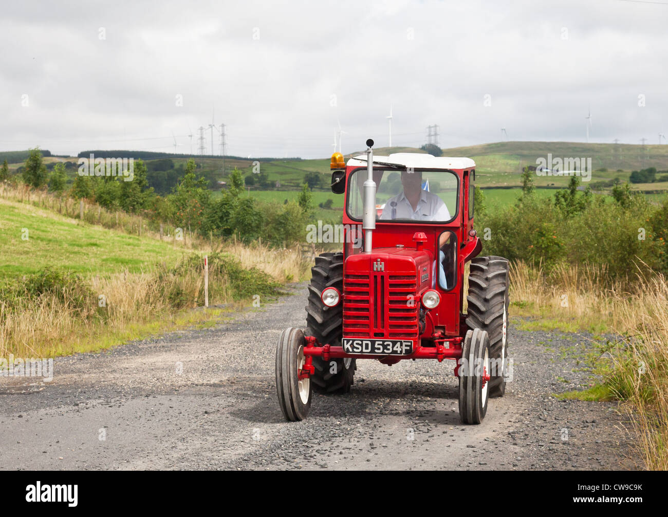 Ventilatori da Ayrshire Vintage i trattori e i macchinari Club il pilotaggio di un International Harvester B275 in un percorso stradale. Foto Stock