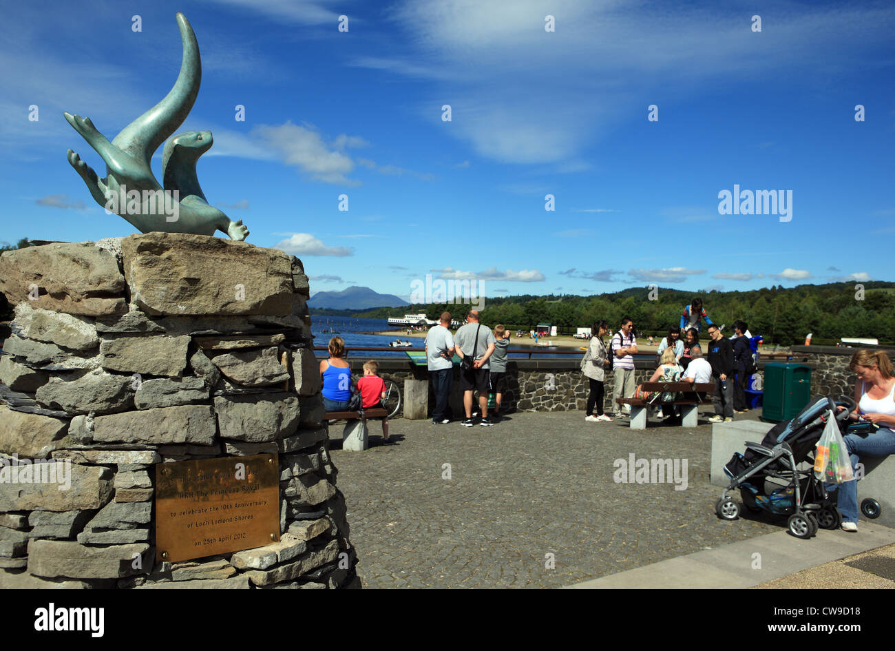Visitatori e famiglie vicino la lontra scultura al di fuori del Loch Lomond Sealife Centre a Loch Lomond Shores in Scozia Foto Stock