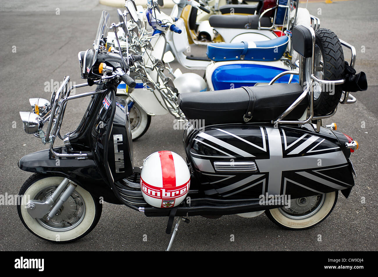 Classic Lambretta e Vespa scooter dal Paradiso Perduto Scooter Club parcheggiato su Victoria Quay a Fremantle, Australia occidentale Foto Stock