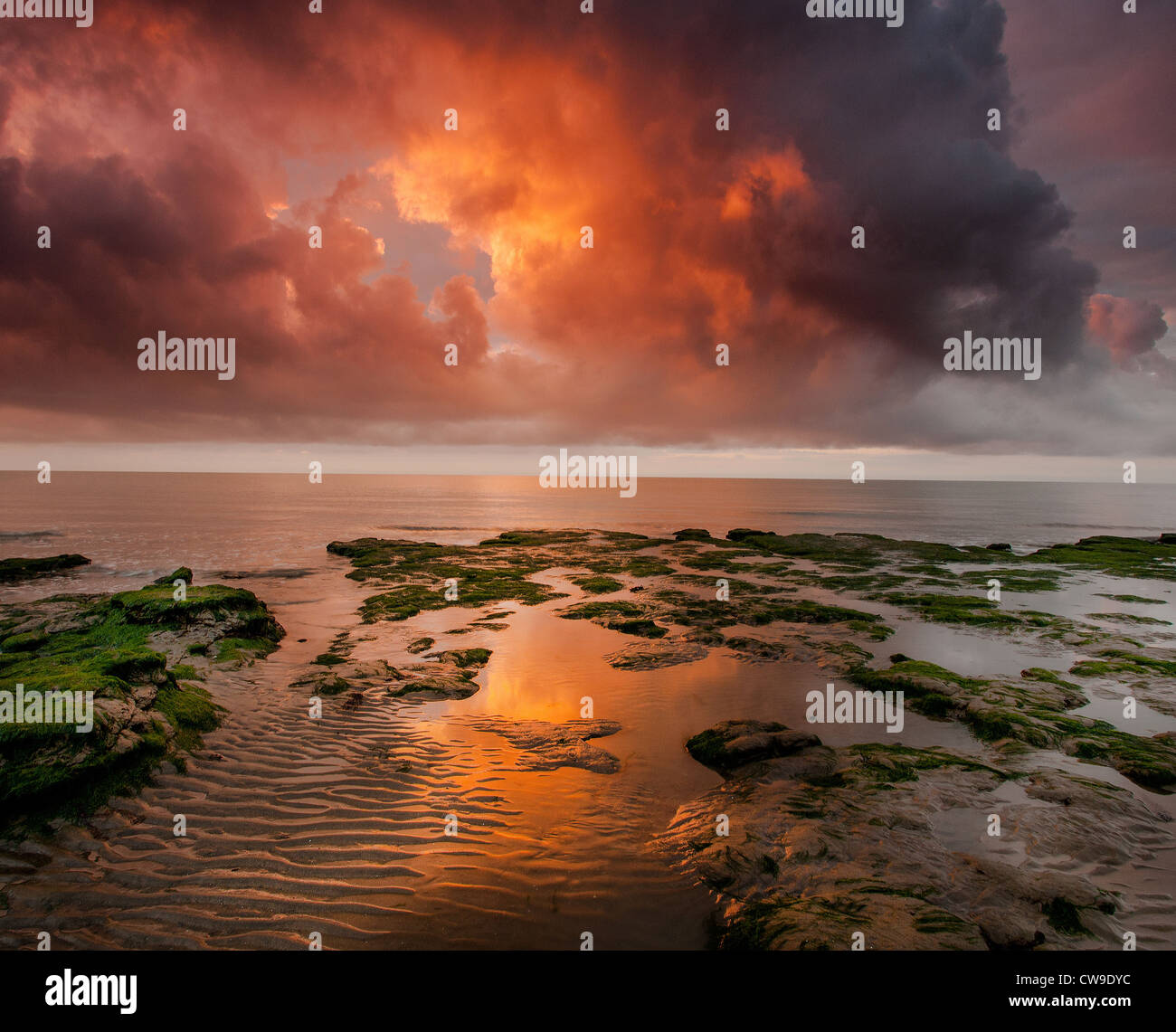 La mattina presto sunrise in Walton sul Naze ,Essex, una tempesta birra e solo un set di esplosione le nuvole acceso. Foto Stock