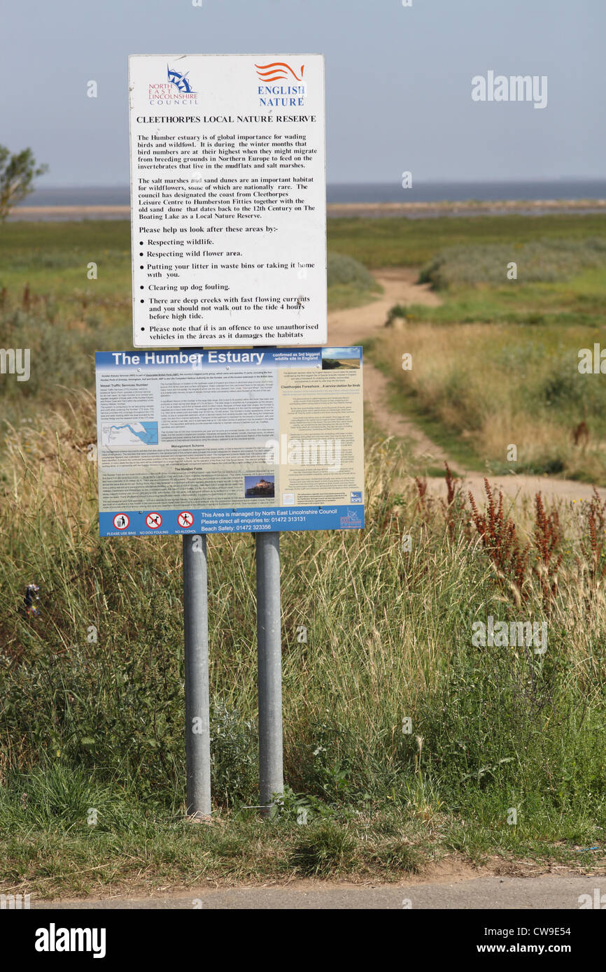 Cartelli di avvertimento a Cleethorpes Buck Beck riserva naturale sull'Humber Estuary Foto Stock