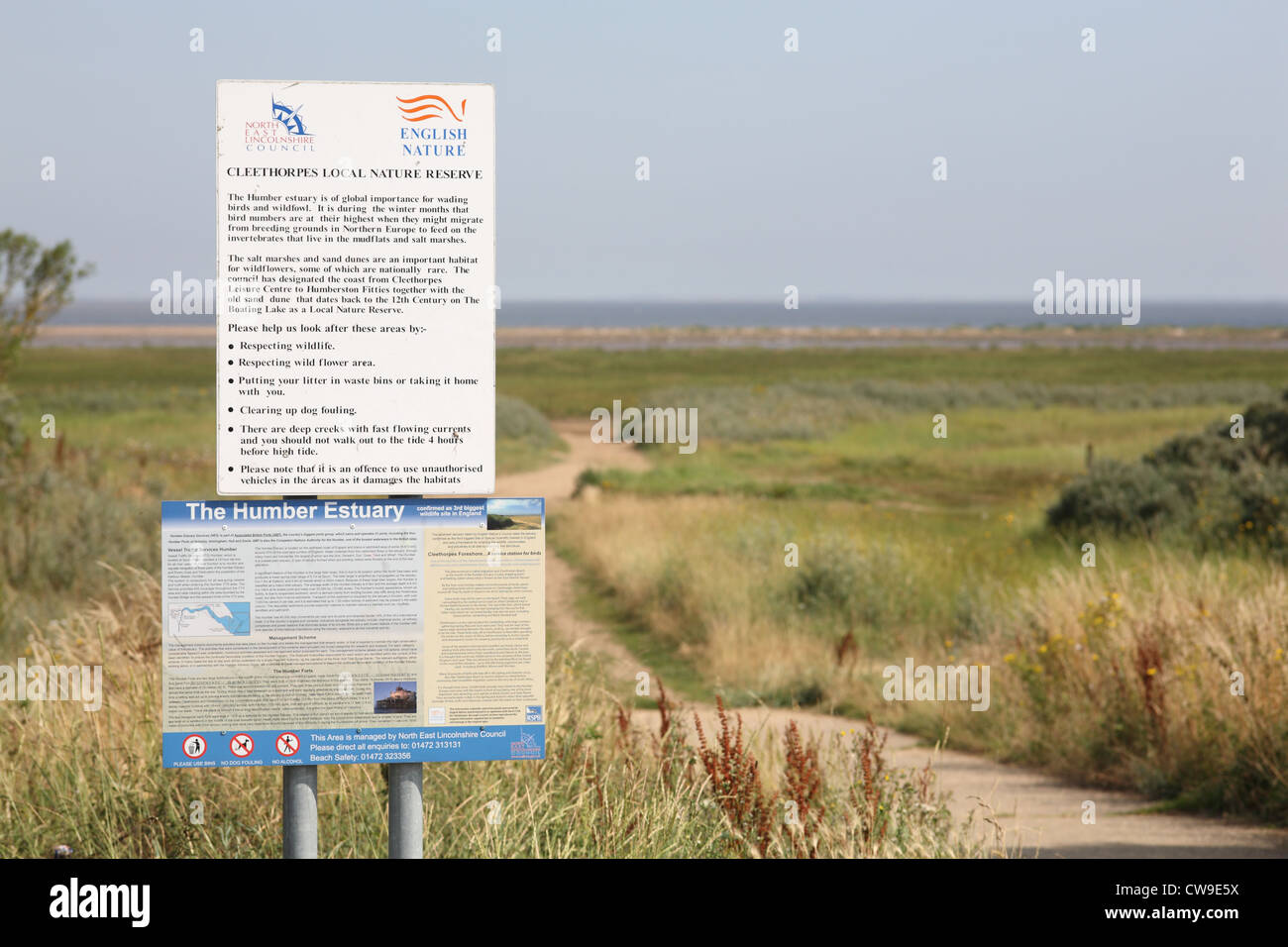 Cartelli di avvertimento a Cleethorpes Buck Beck riserva naturale sull'Humber Estuary Foto Stock