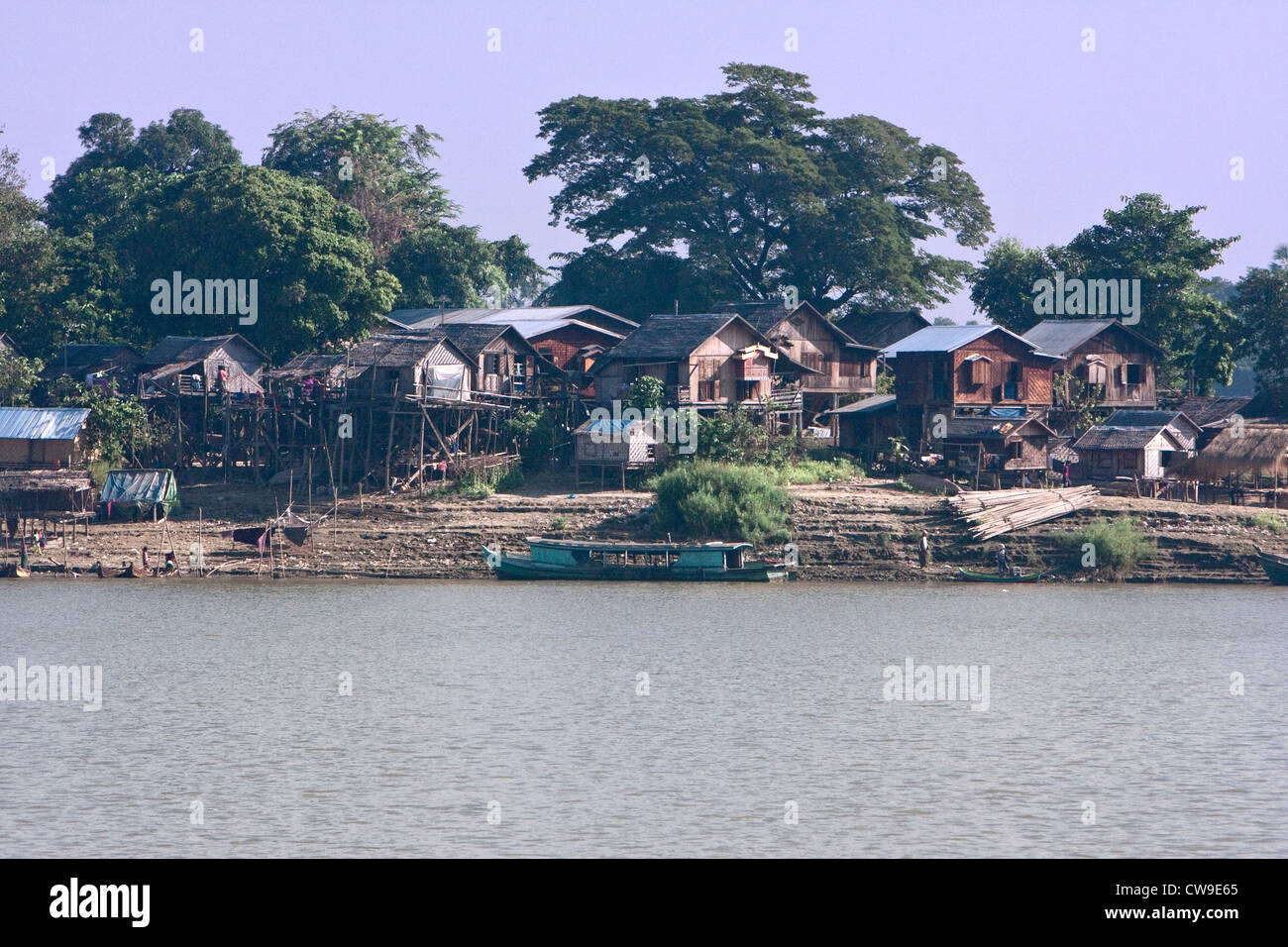 Myanmar Birmania, vicino a Bagan. Villaggio sulle rive del Ayeyarwady Irrawaddy (fiume). Foto Stock