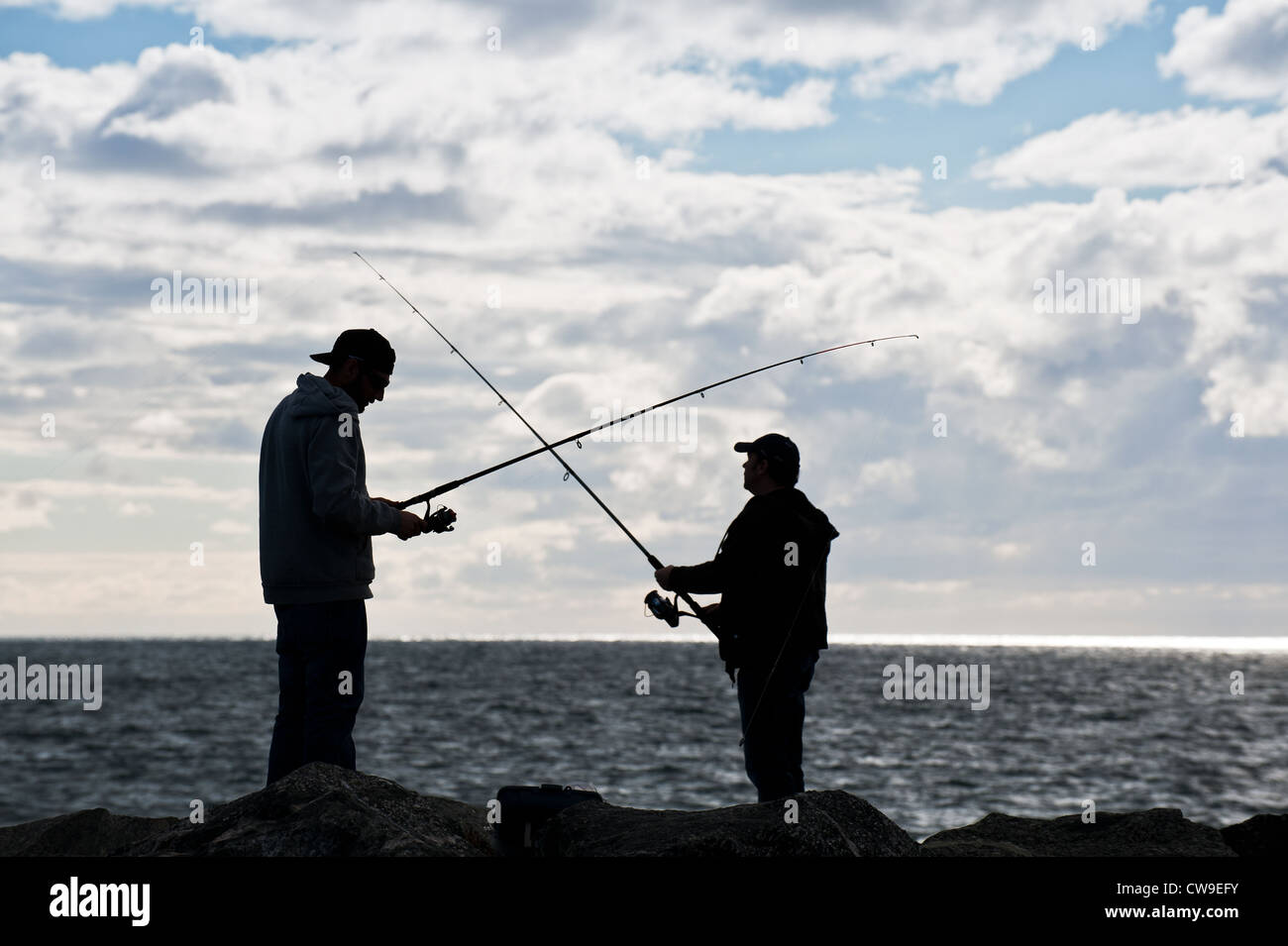 Due pescatore pesca Rocks off a Cottesloe Beach a Perth, Western Australia. WA Foto Stock