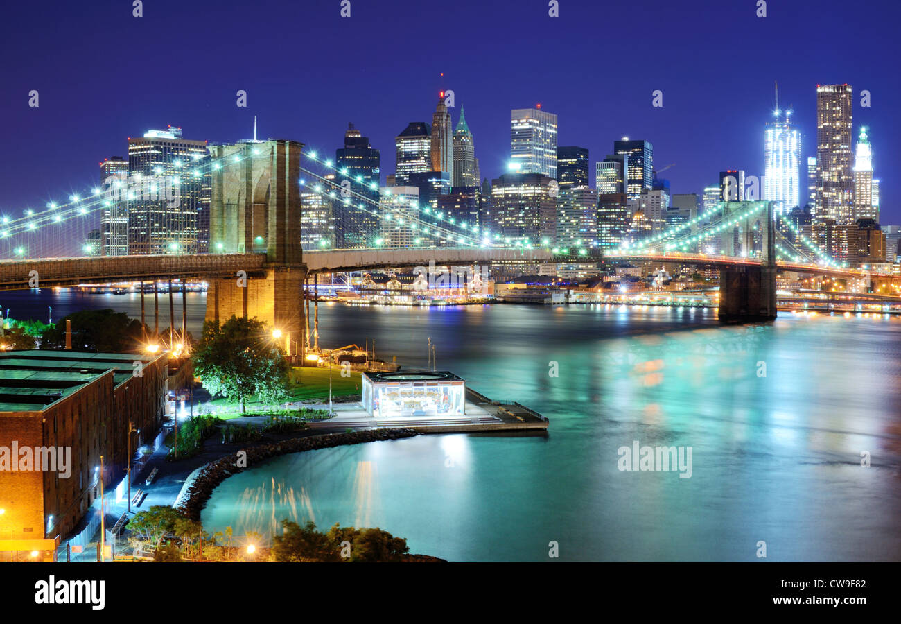 Vista del centro della città di New York City e il Ponte di Brooklyn Foto Stock