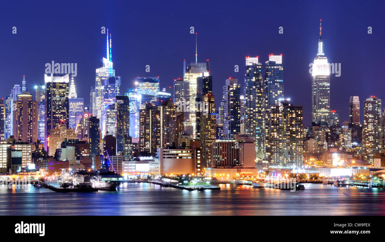Skyline e moderni edifici per uffici di Midtown Manhattan vista dal davanti al Fiume Hudson. Foto Stock