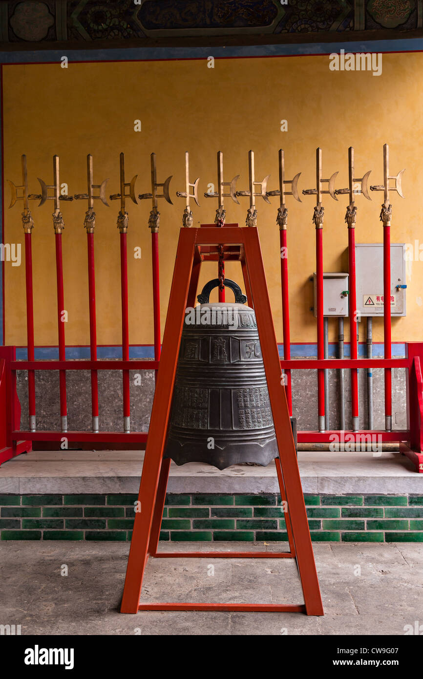 Campana al Tempio di Confucio a Pechino in Cina Foto Stock