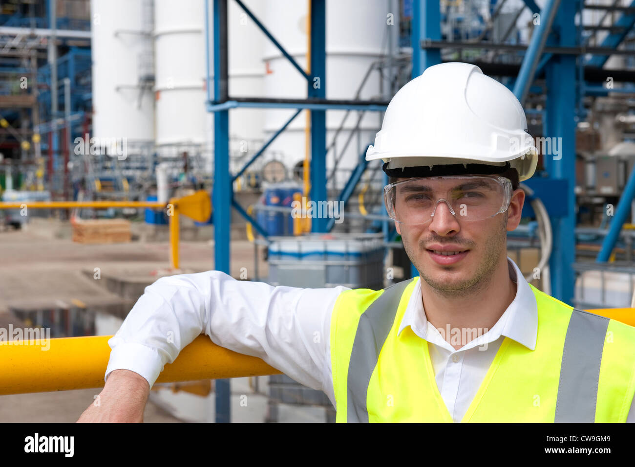 Tecnico operante nella produzione industriale di impianto chimico, Norfolk, Inghilterra Foto Stock