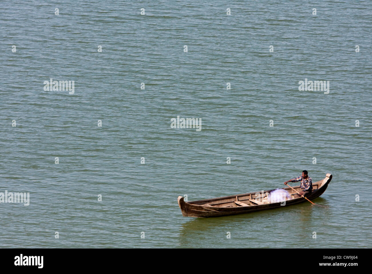 Myanmar Birmania. Uomo in barca sul Ayeyarwady Irrawaddy (Fiume), vicino a Bagan. Foto Stock