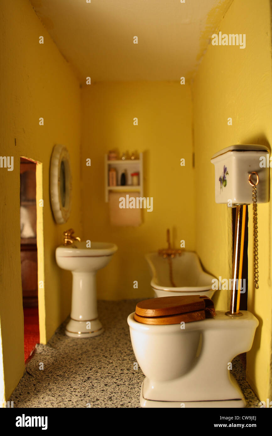 Bagno in una casa delle bambole. Foto Stock