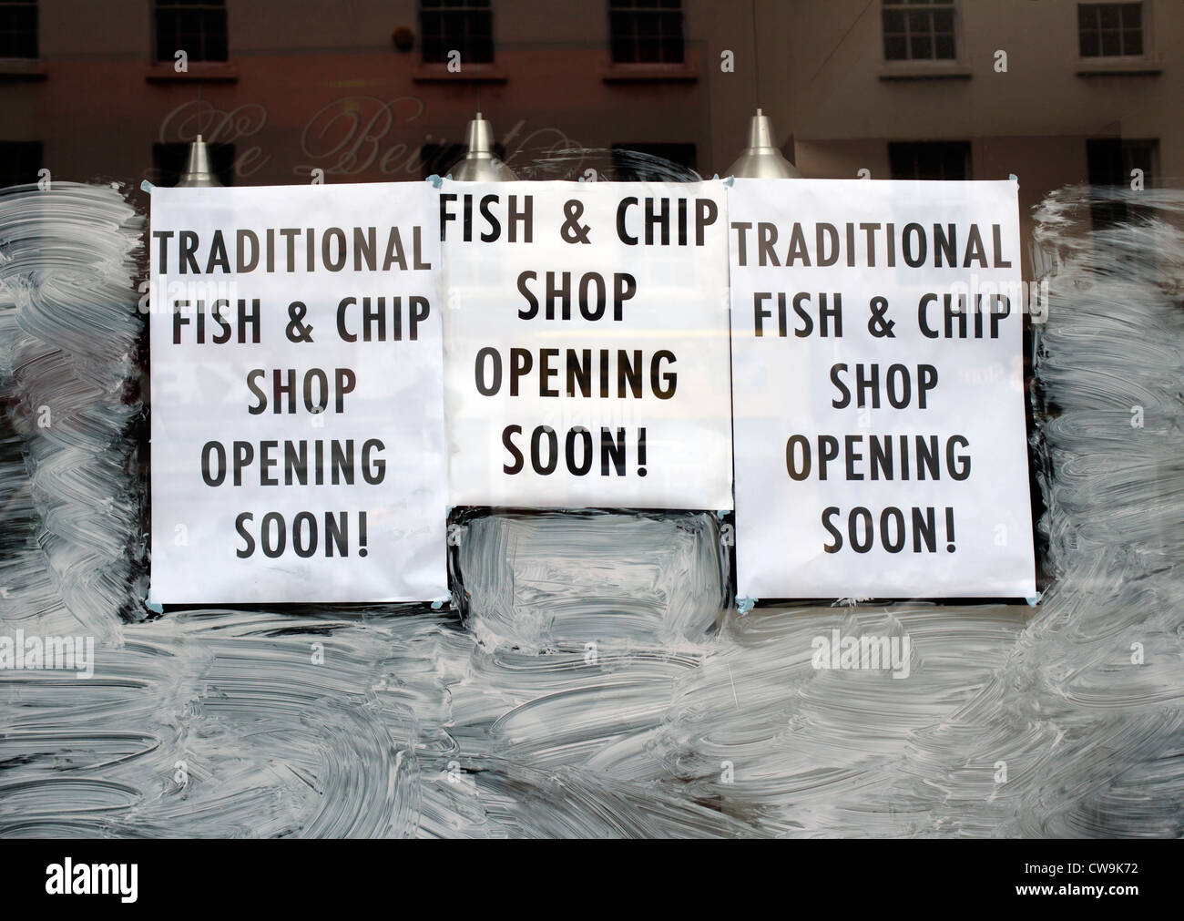 Vetrina pubblicità nuova apertura come fish & chip shop, Baker Street, Marylebone, London, Regno Unito, Europa Foto Stock