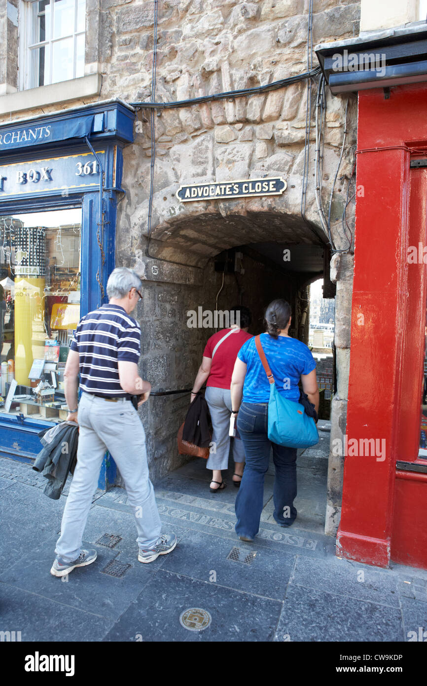 Persone che camminano in avvocato vicino ingresso città vecchia Edimburgo Scozia uk Regno Unito Foto Stock