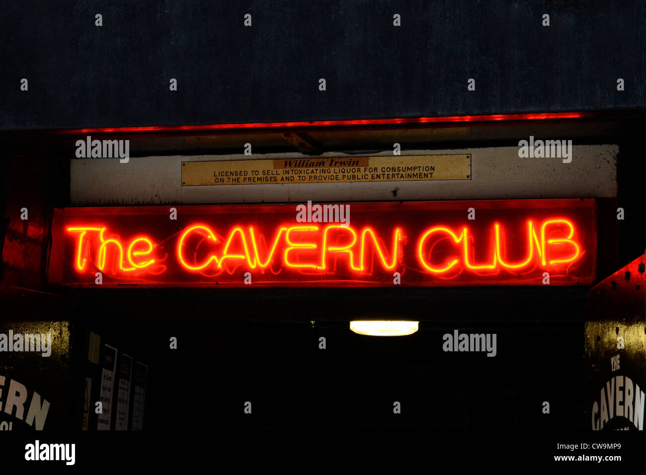 Una scritta al neon sopra l'entrata del Cavern Club di Mathew Street, Liverpool, Regno Unito Foto Stock