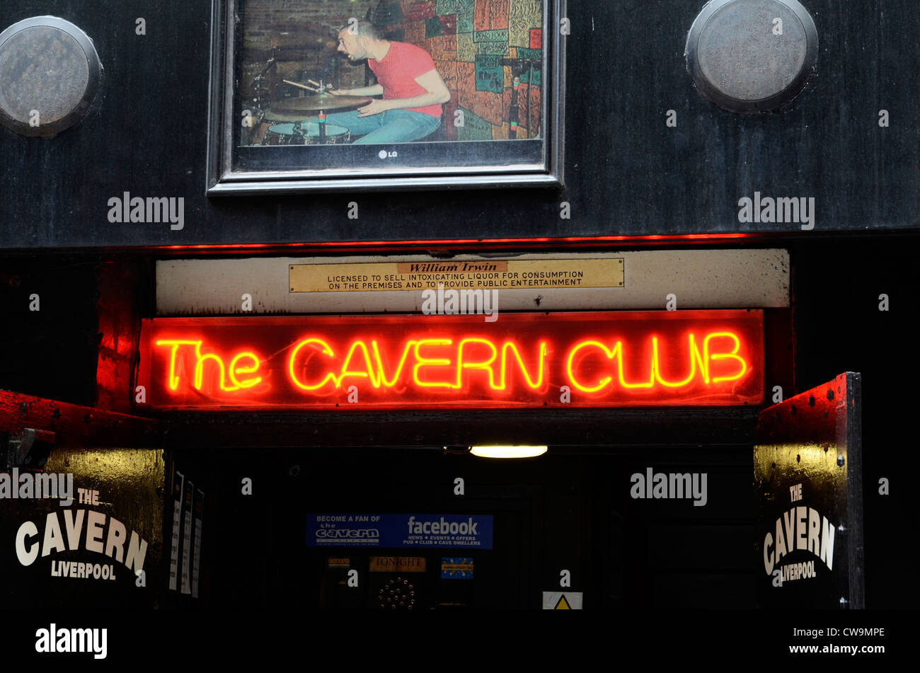 Una scritta al neon sopra l'entrata del Cavern Club di Mathew Street, Liverpool, Regno Unito Foto Stock