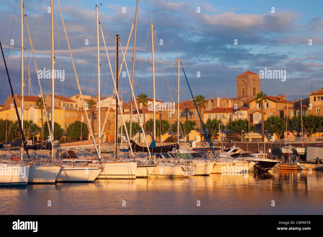 Alba sul porto di La Ciotat con la cattedrale di Notre Dame de l'Assomption oltre, Bouches-du-Rhone, Cote d'Azur, Provenza Francia Foto Stock