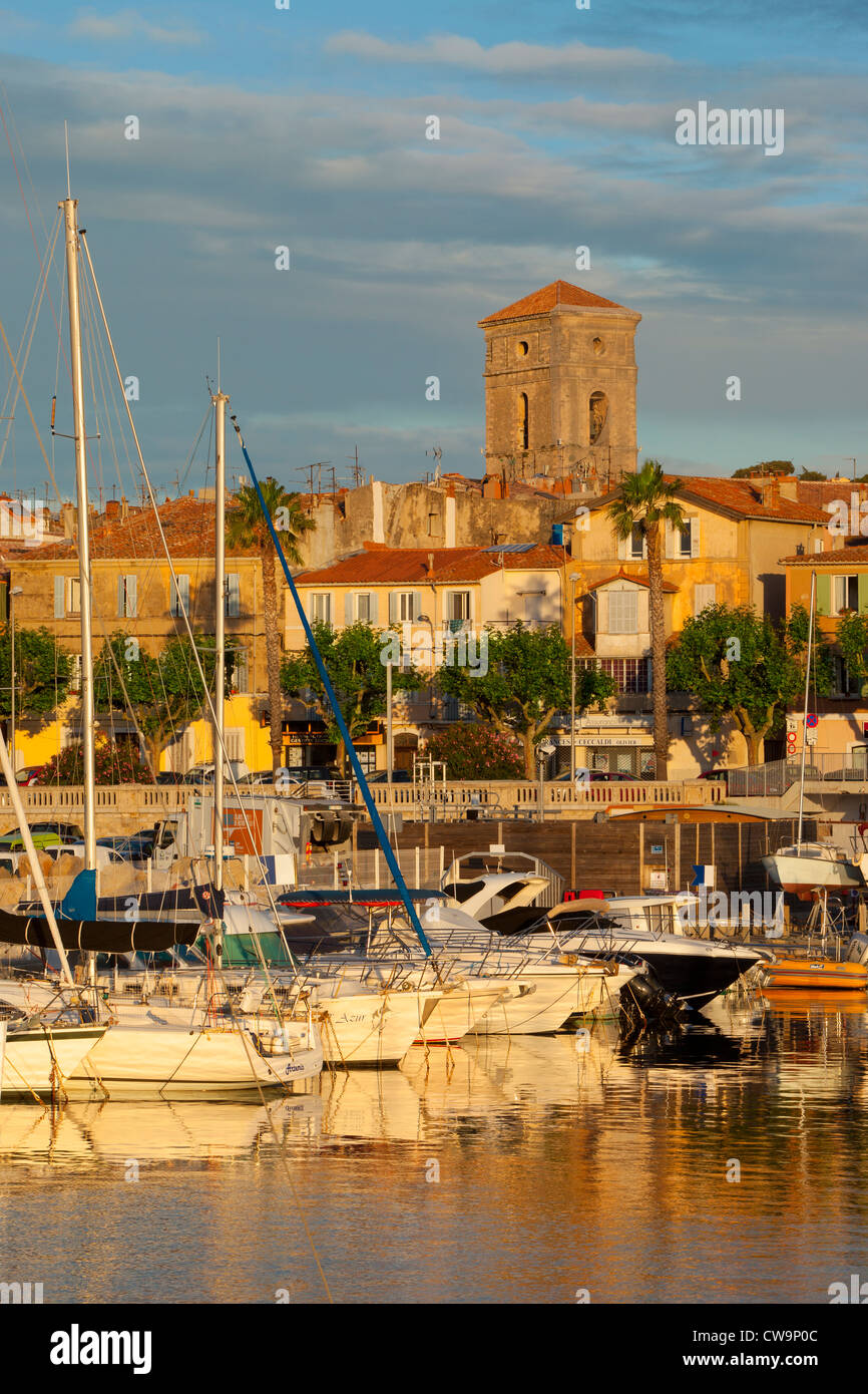 Alba sul porto di La Ciotat con la cattedrale di Notre Dame de l'Assomption oltre, Bouches-du-Rhone, Cote d'Azur, Provenza Francia Foto Stock