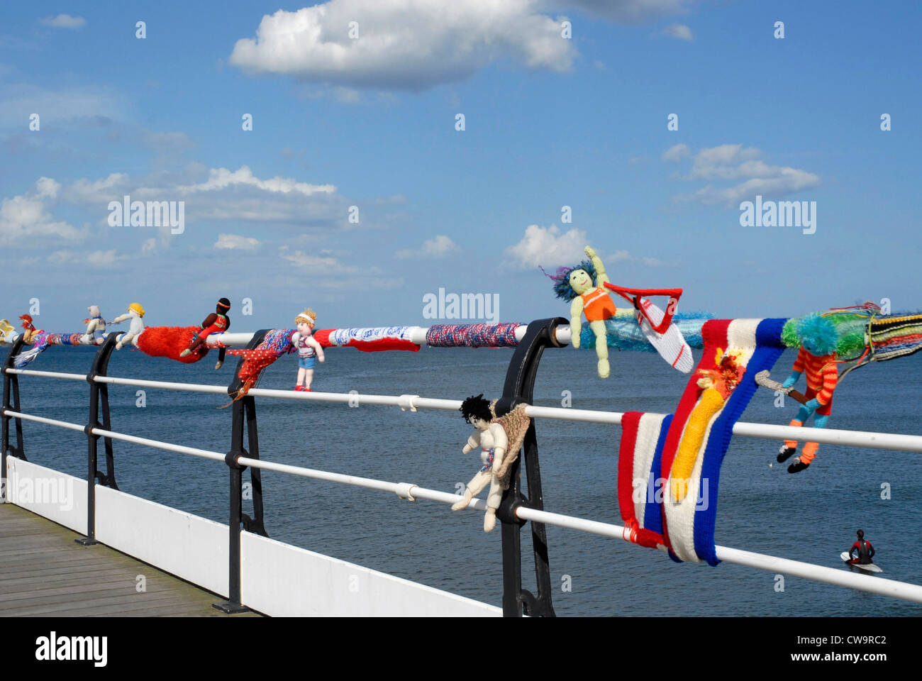 Figure di lana lavorato a maglia con persone sconosciute celebrando Olimpiadi di Londra su Saltburn Pier Saltburn dal mare della contea di Cleveland UK Foto Stock