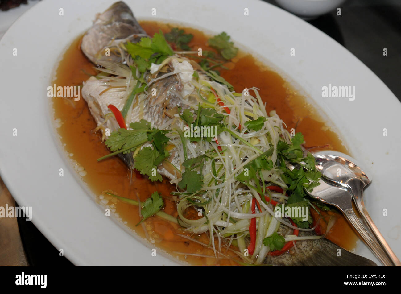 Cotto a vapore il branzino con calce e soia stile tailandese ,salsa cibo tailandese , cucina thai , tradizionale cibo tailandese, bangkok , Thailandia Foto Stock