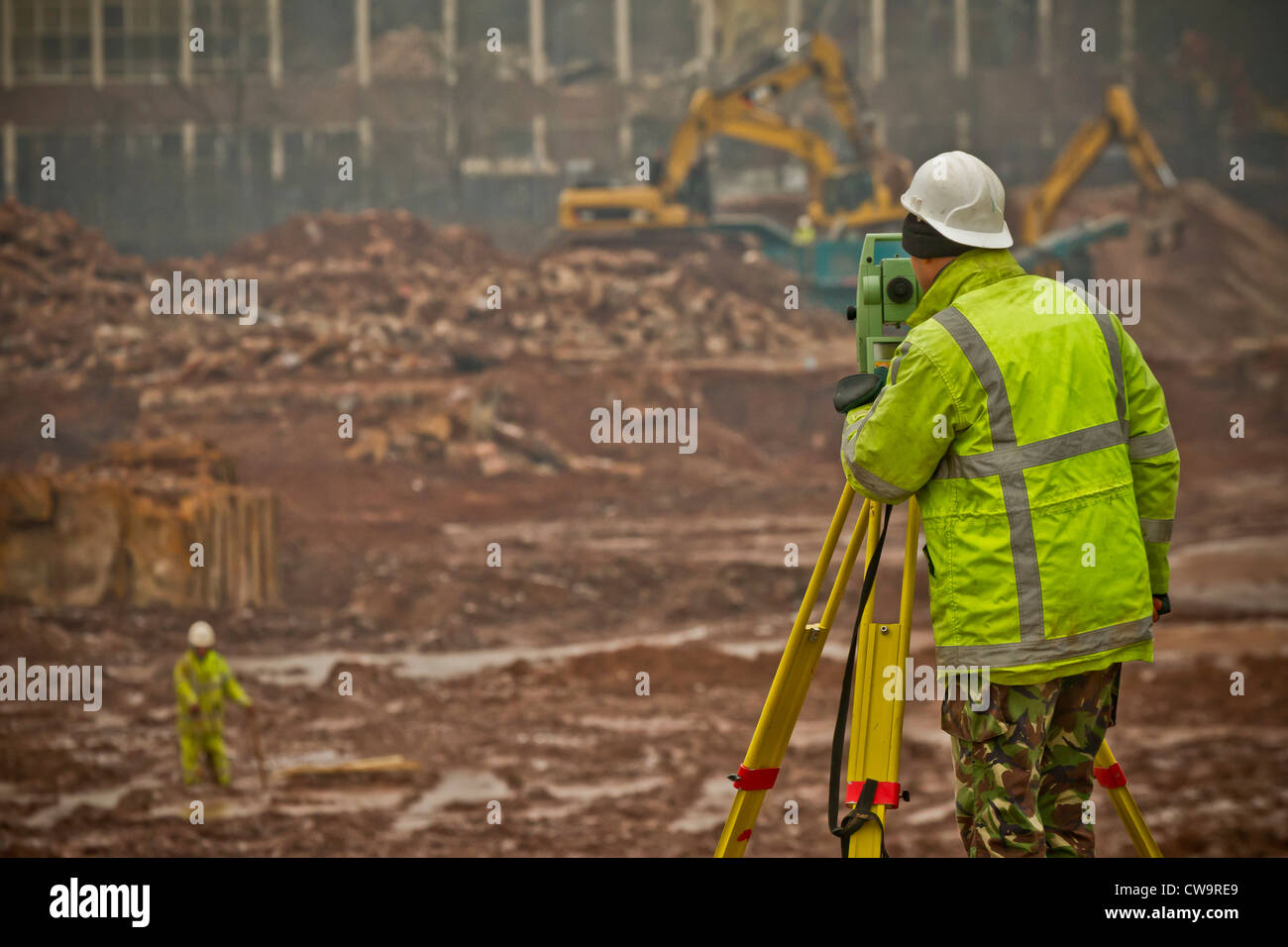 Surveyor su un sito di demolizione, Birmingham, Enlgland Foto Stock