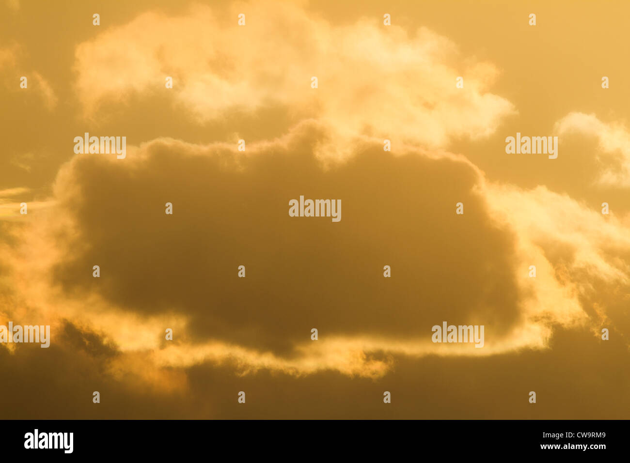 Bella caldo arancio, giallo red sky durante il sunrise / tramonto con alcune nuvole miscelati in - perfetto per gli sfondi Foto Stock