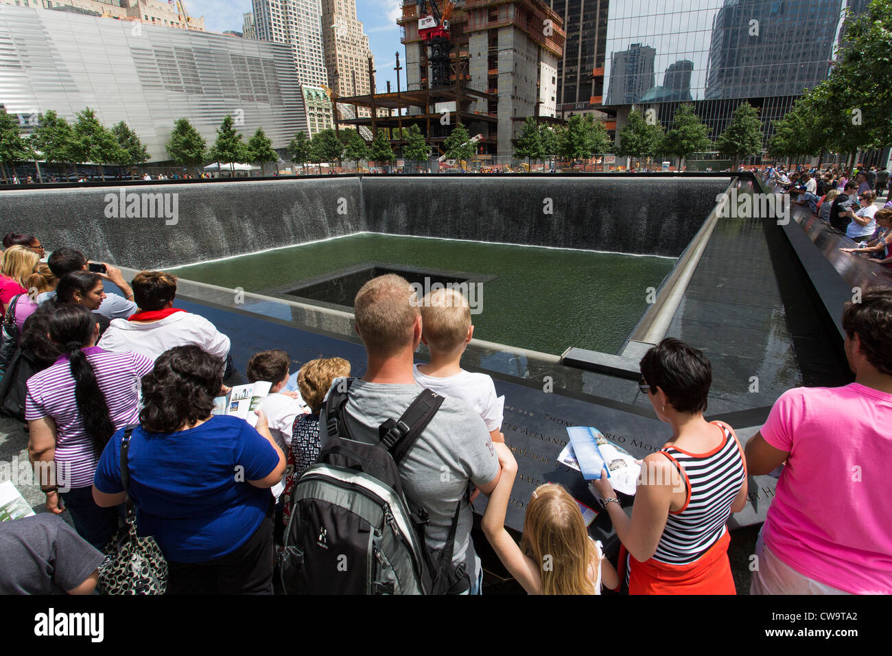 Le persone si sono riunite a sud Piscina Memorial, Ground Zero, World Trade Center Foto Stock