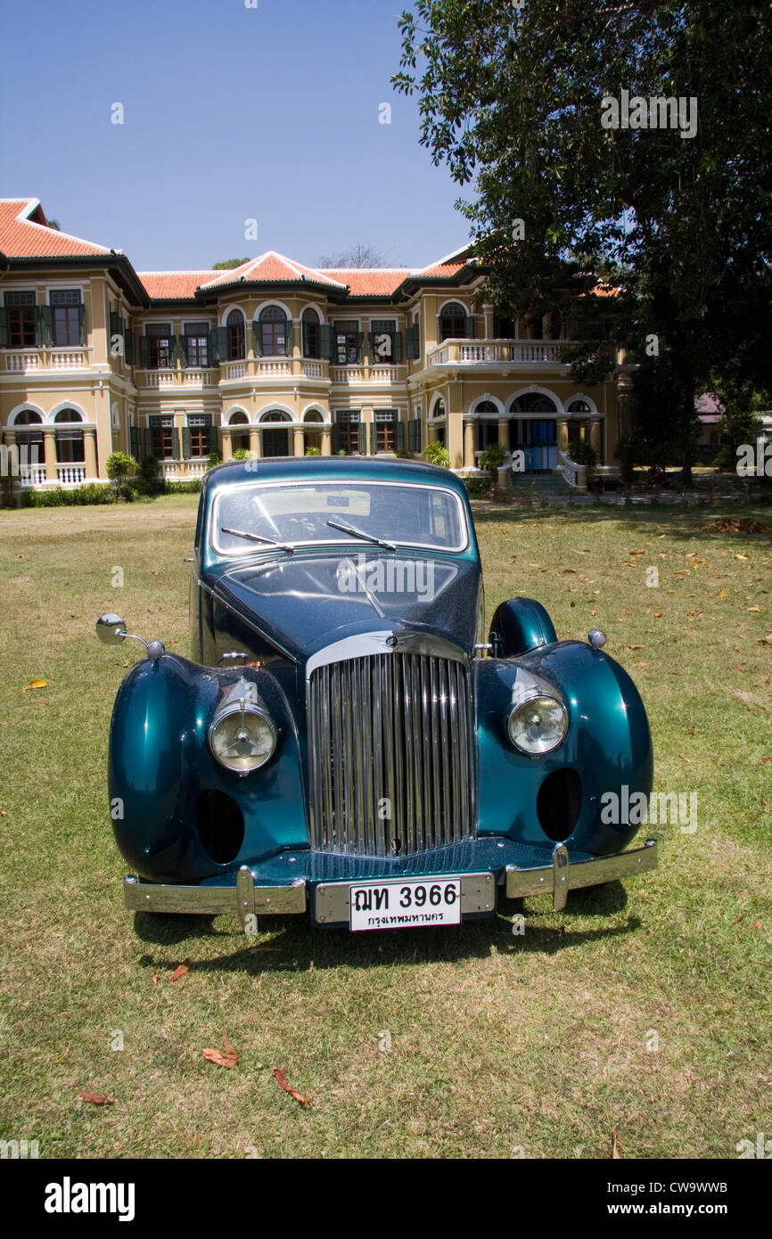 Classic Jensen auto davanti all ex casa del governatore, la vecchia città di Phuket, Tailandia Foto Stock