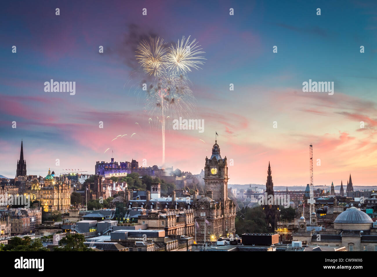 Fuochi d'artificio sul Castello di Edimburgo al tramonto Foto Stock
