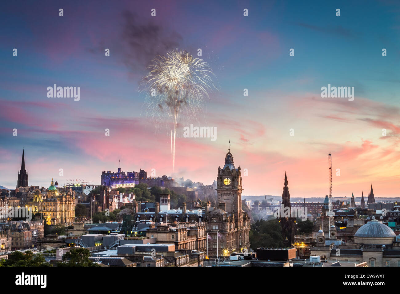 Fuochi d'artificio sul Castello di Edimburgo durante il tatuaggio militare Foto Stock