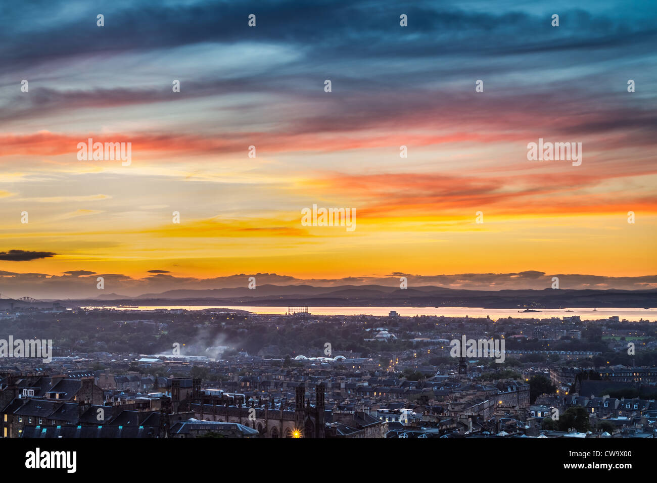 Tramonto sulla baia di Edimburgo Foto Stock