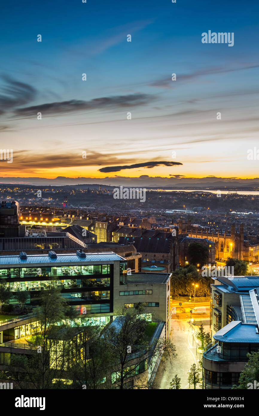 Tramonto sulla città illuminata Foto Stock