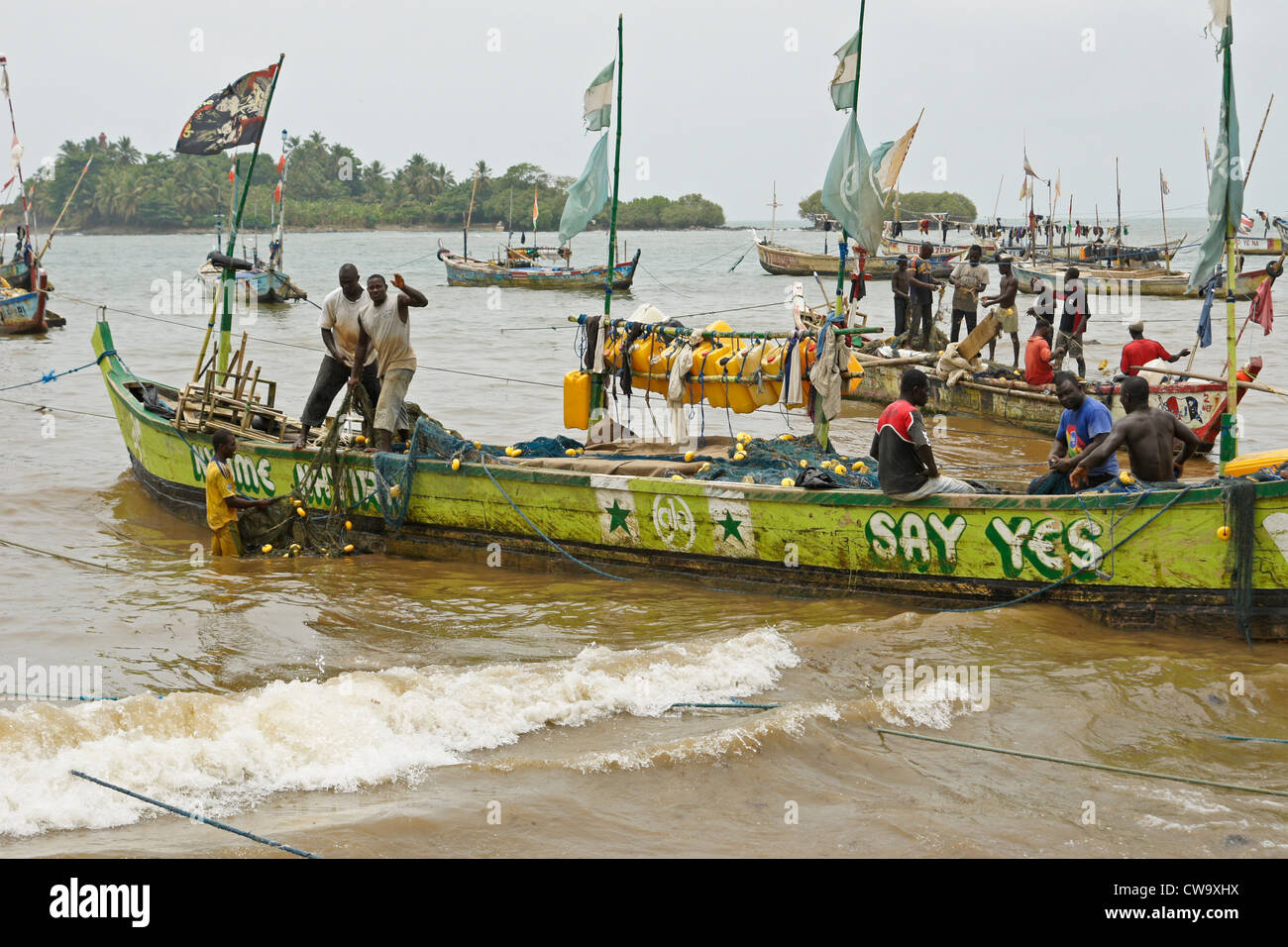 Le barche dei pescatori e per i pescatori in Dixcove, Ghana Foto Stock
