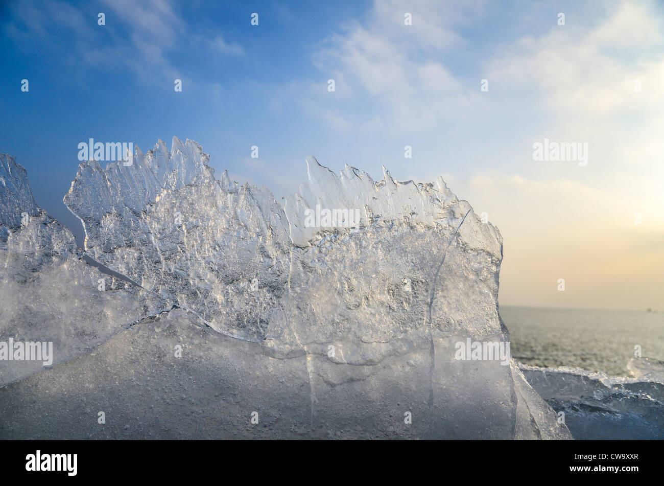 Chiudere macro shot di ghiaccio strutture formate sul Lago Neusiedl mentre comletely congelati. Cielo di nuvole di luce. Foto Stock