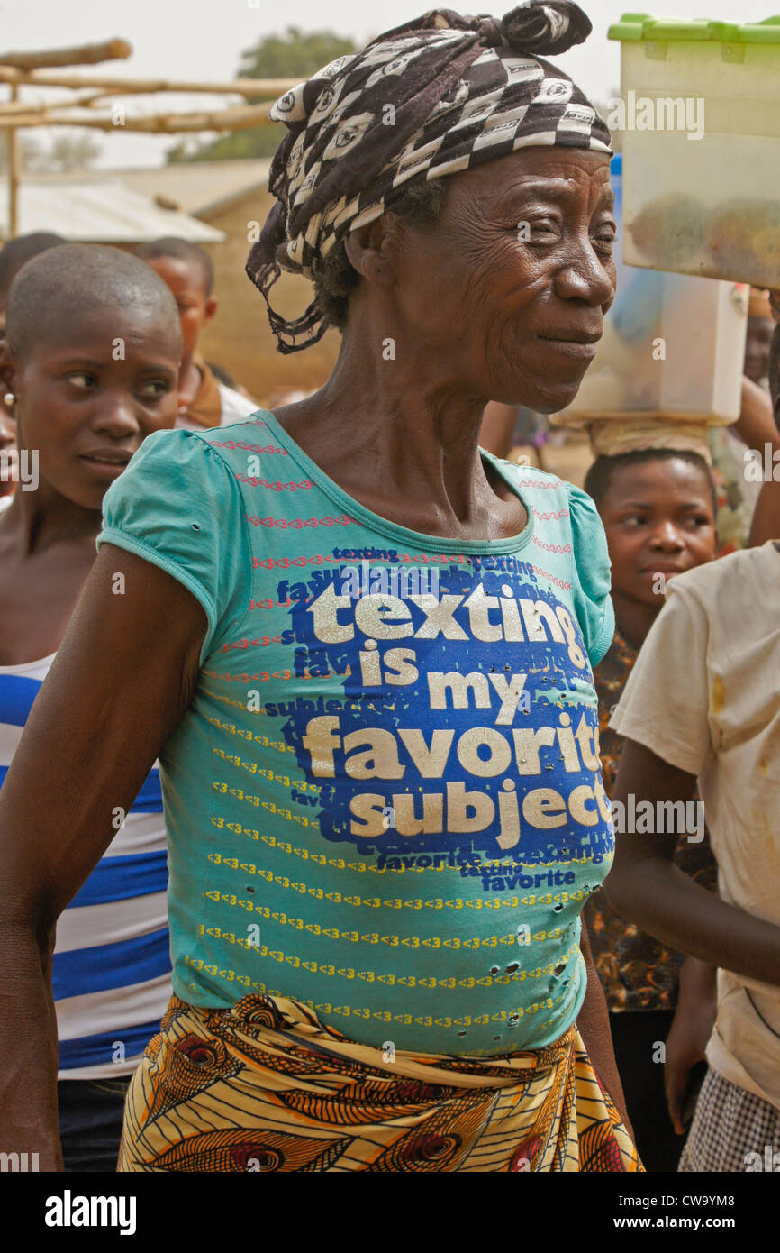 Vecchia donna indossa maglietta donati, Sirigu, Ghana Foto Stock