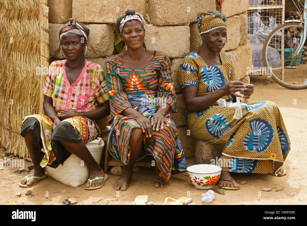 Le donne in abito tradizionale udienza nel mercato, Sirigu, Ghana Foto Stock