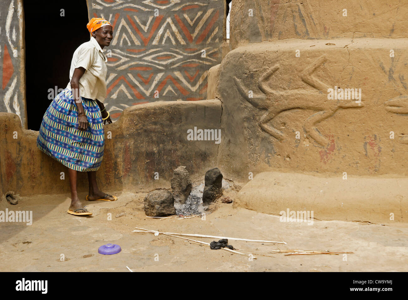 Nankani donna in composto di casa decorata con figure geometriche e disegni di animali, Sirigu, Ghana Foto Stock