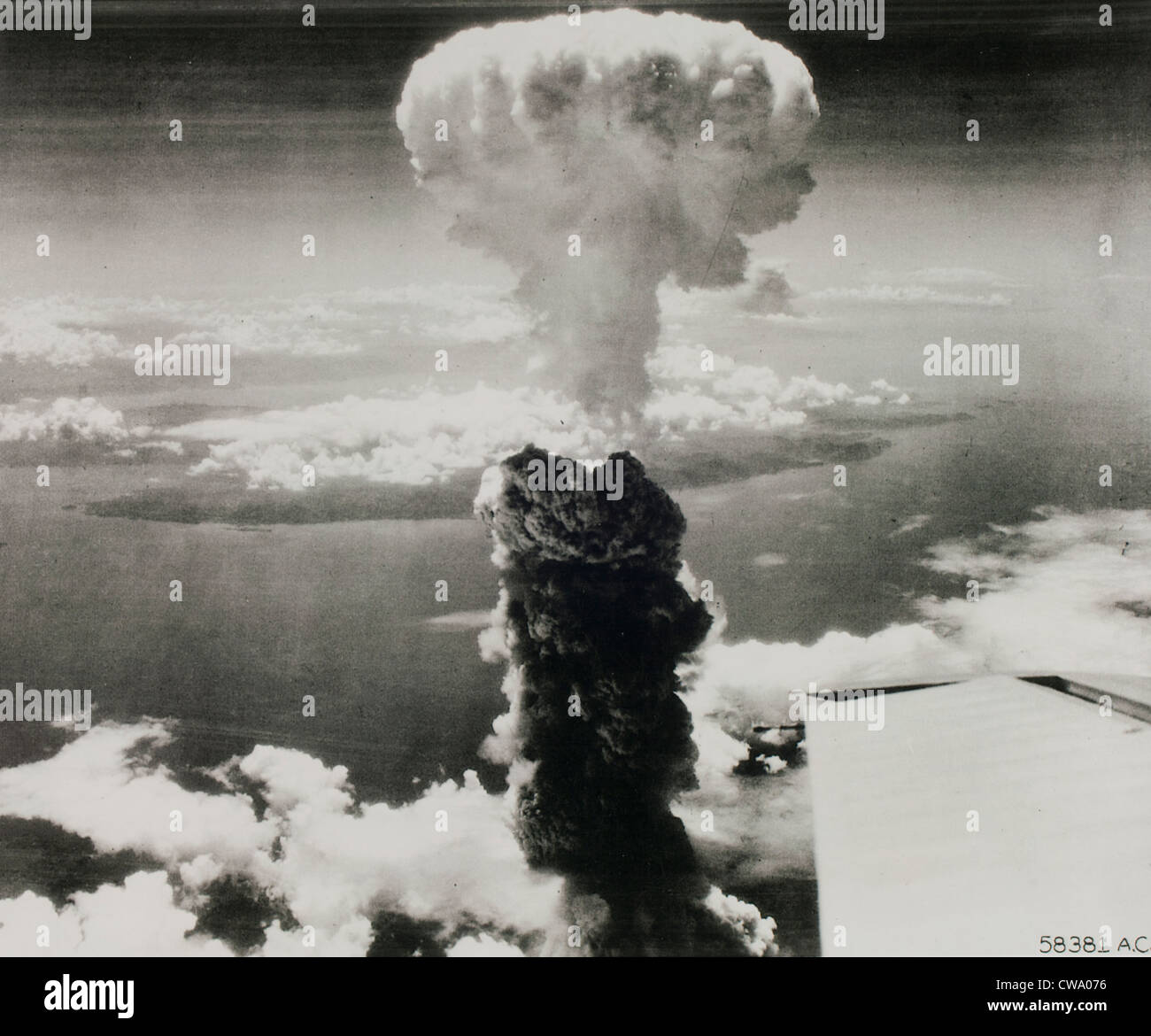 Una densa colonna di fumo aumenta di più di 60.000 piedi in aria oltre il porto giapponese di Nagasaki, il risultato di un bom atomico Foto Stock